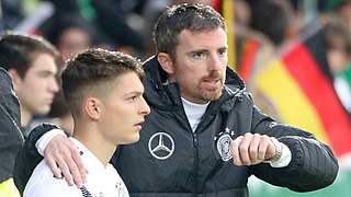 Einer der Bundesligaspieler: Florent Muslija (l.) von Hannover 96 mit Meikel Schönweitz © GettyImages