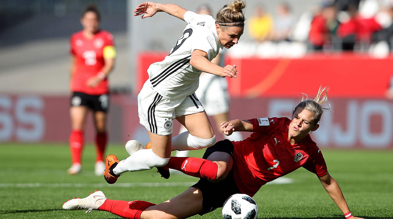 Mit Zug zum Tor: Svenja Huth (l.) im Duell mit Carina Wenninger © Getty Images