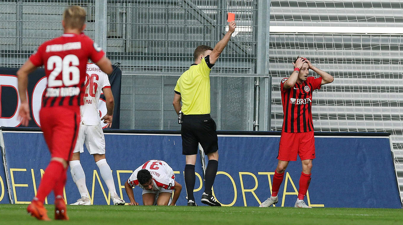 Wegen rohen Spiels gegen den Gegner gesperrt: Stephan Andrist (r.) © imago/Eibner