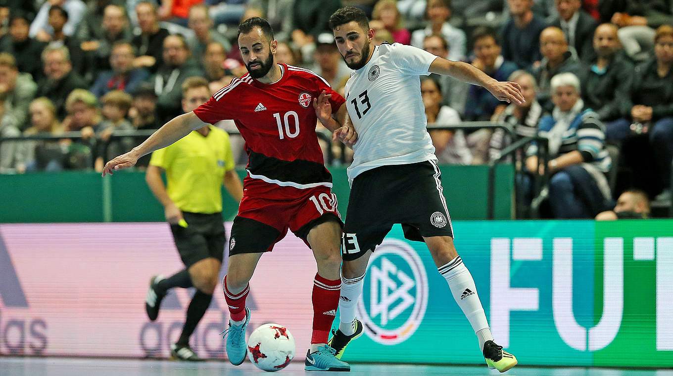 Intensiver Futsal: Muhammet Sözer im Zweikampf © Getty Images