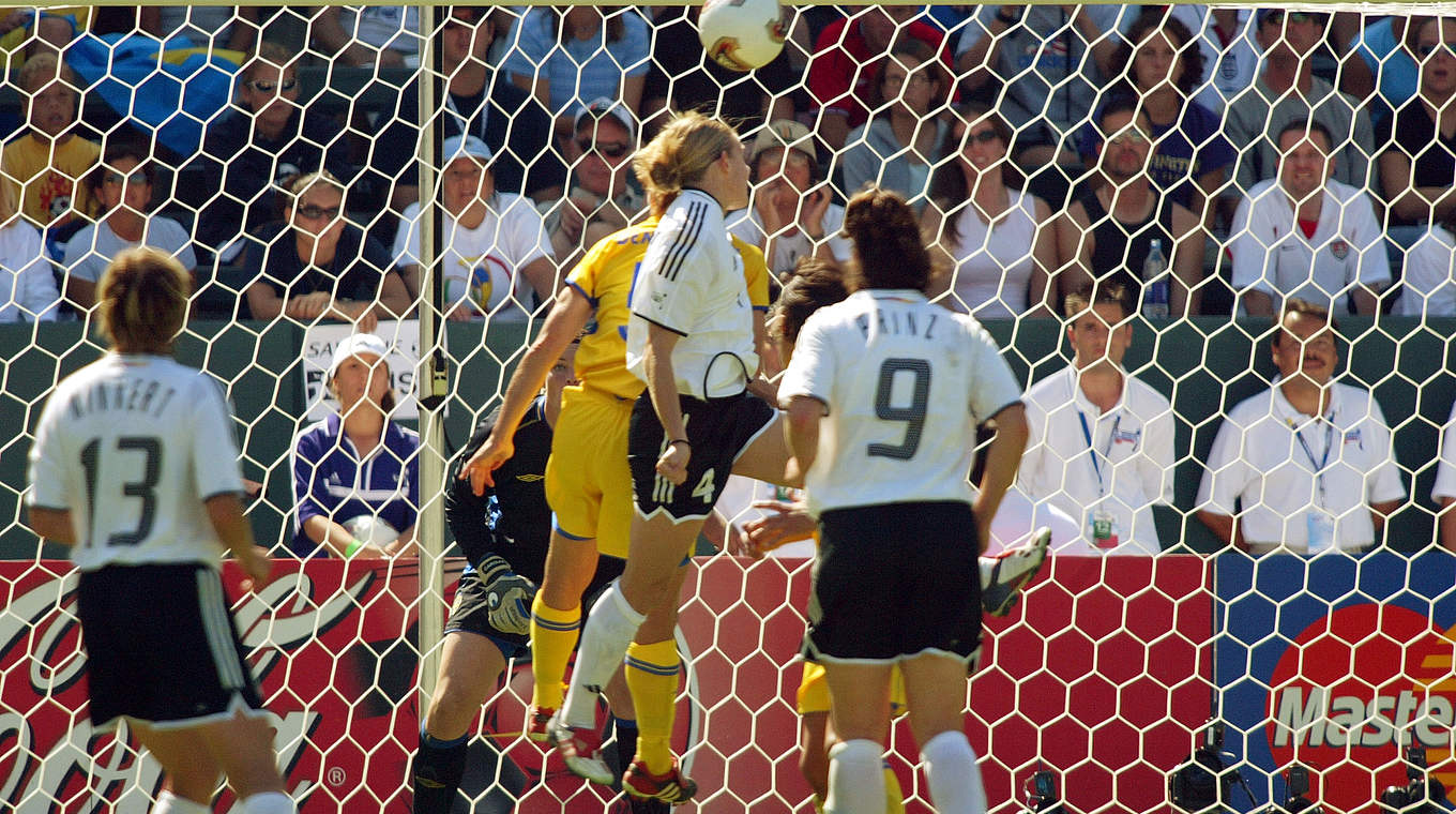 Die Entscheidung: Nia Künzer köpft das Golden Goal © 2003 Getty Images