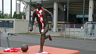 Steht seit 2014 vor dem Stadion Essen: die Bronzestatue von Helmut Rahn © mspw