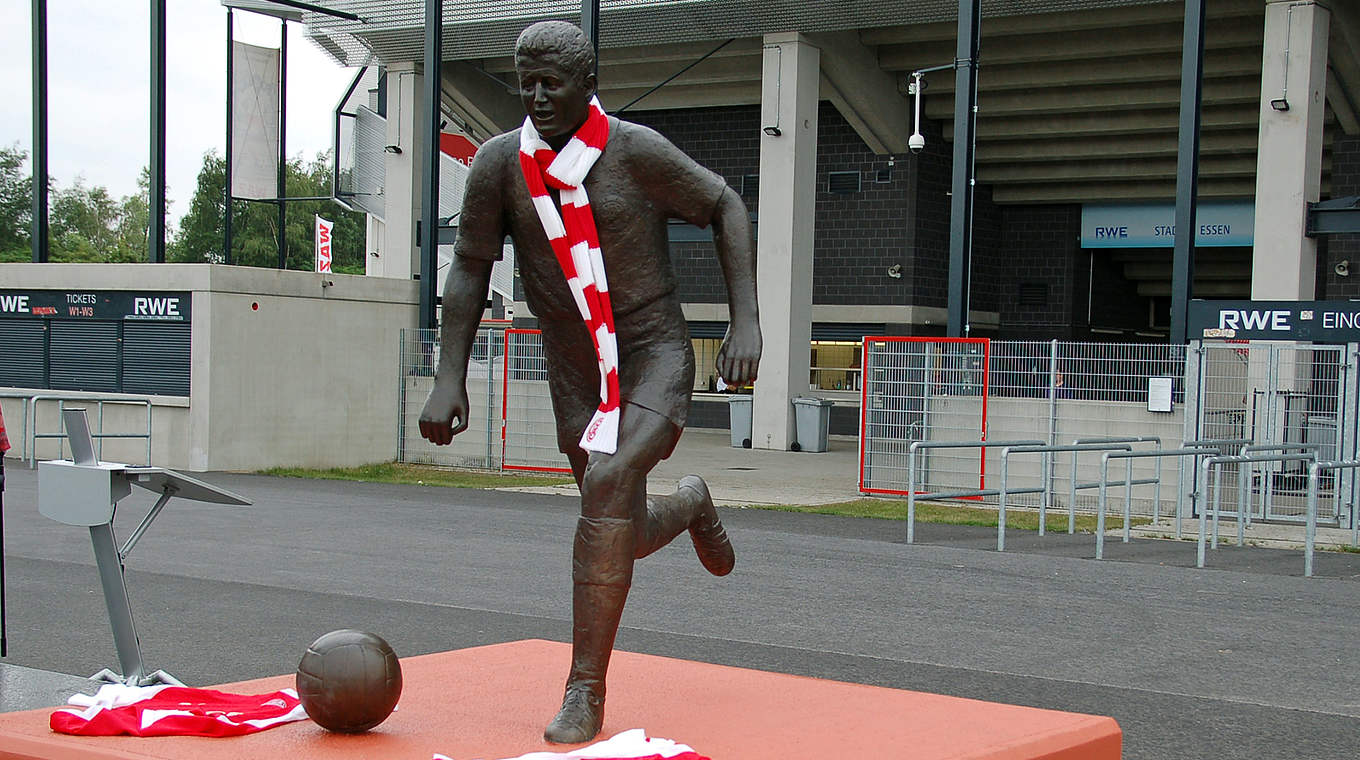 Steht seit 2014 vor dem Stadion Essen: die Bronzestatue von Helmut Rahn © mspw