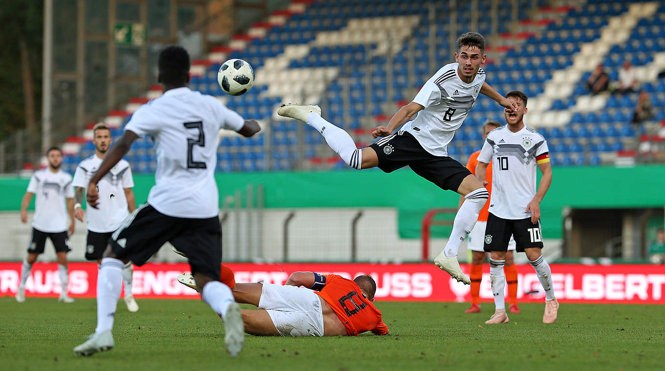 Akrobatisch: Meritan Shabani vom FC Bayern im Zweikampf mit Dani de Wit © Getty Images