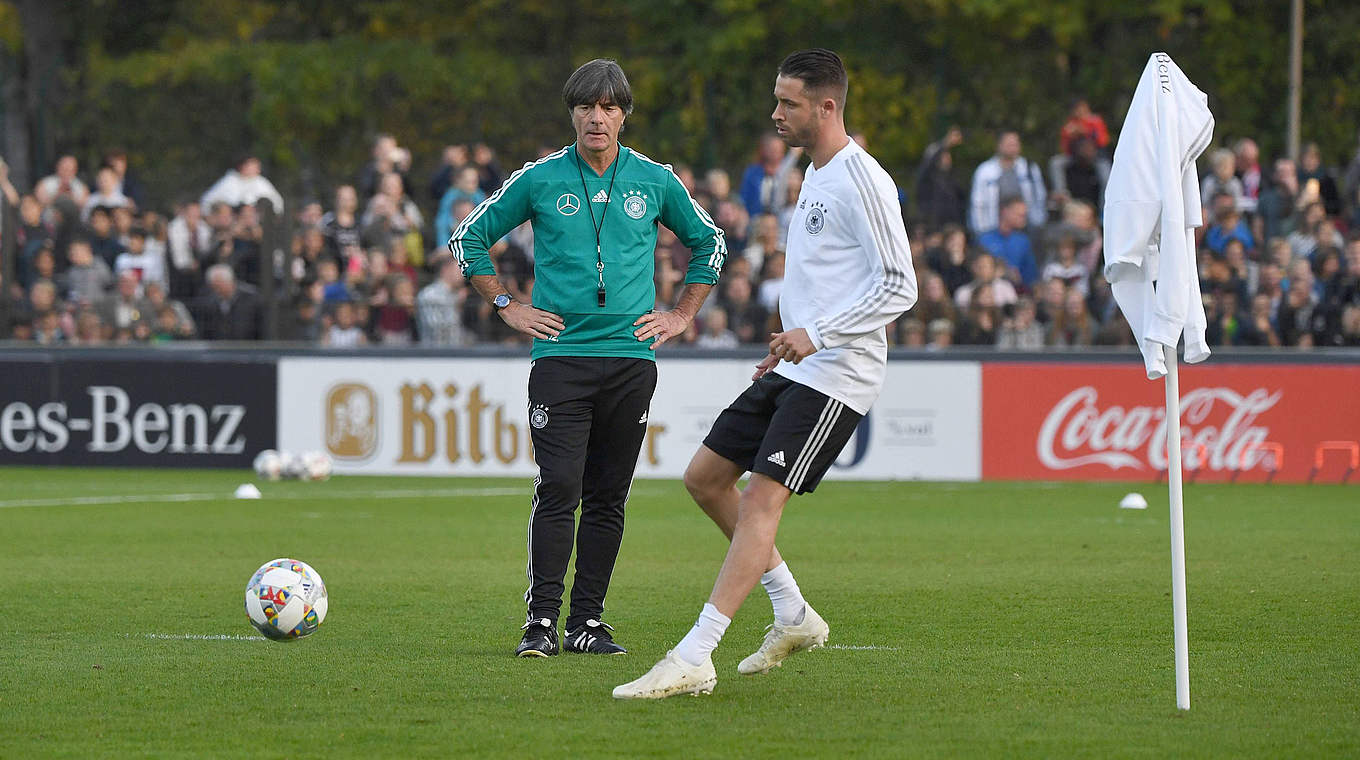 Setzt gegen Holland den 100. Debütanten ein: Joachim Löw (l.) mit Mark Uth © imago/Matthias Koch