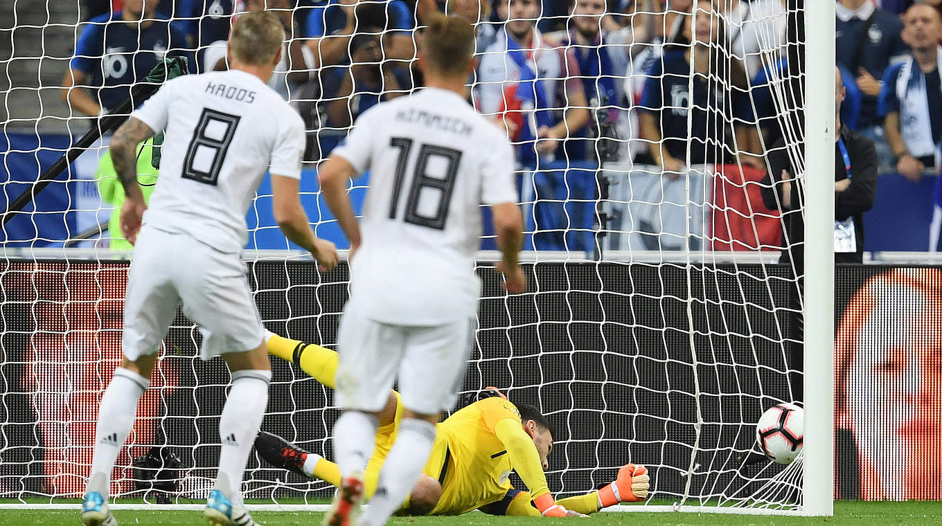 Der erste deutsche Treffer in der Nations League: Toni Kroos (l.) trifft per Elfmeter © 2018 Getty Images