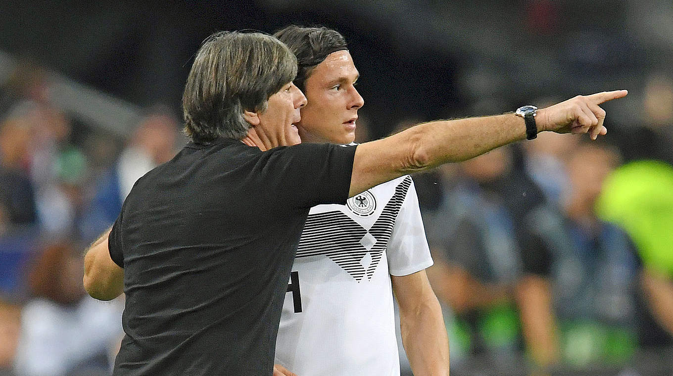 Löw (l., mit Nico Schulz): "Die jungen Spieler haben es klasse gemacht" © 2018 Getty Images