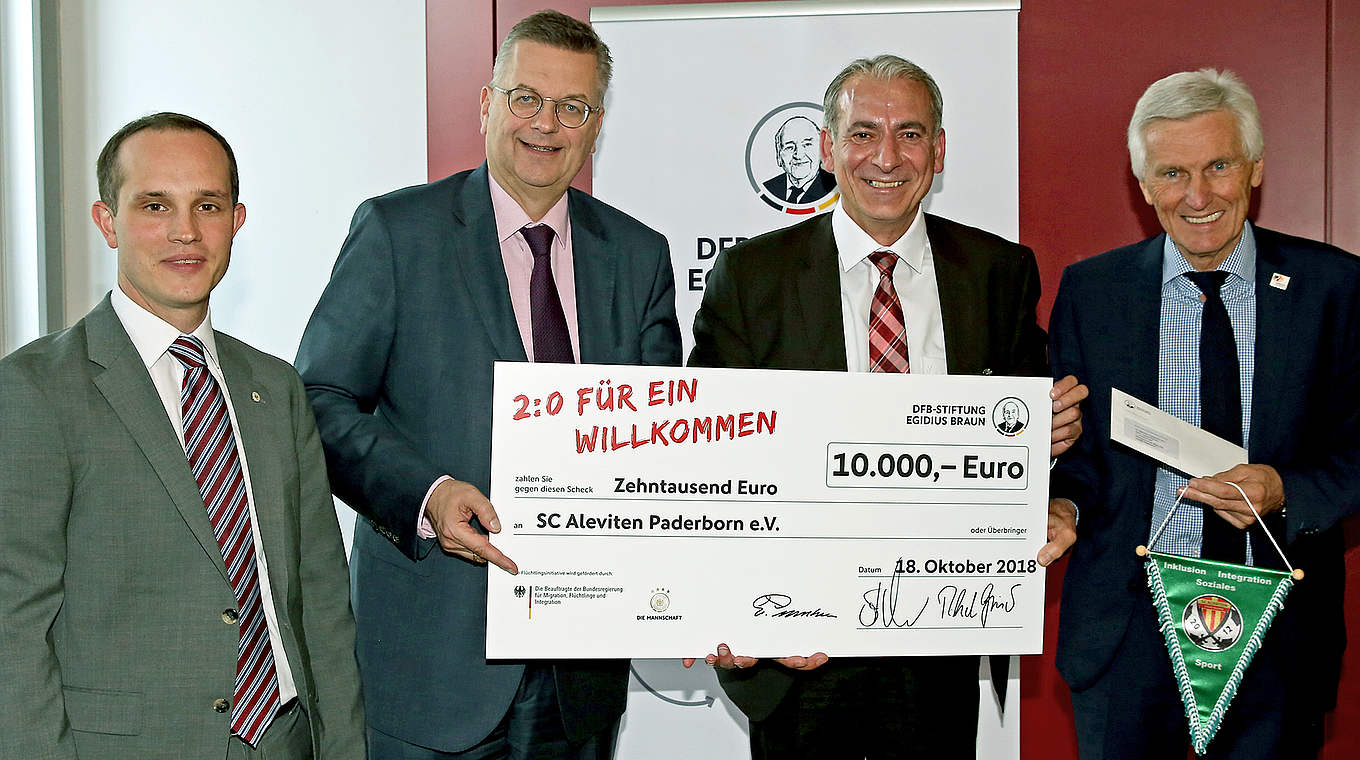 Aus Händen von DFB-Präsident Reinhard Grindel: Aleviten Paderborn erhält Zuwendung © Carsten Kobow
