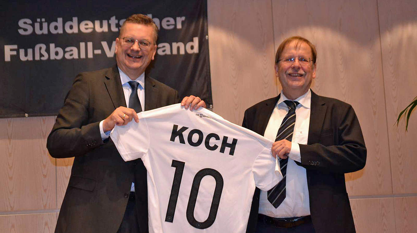 Gehört zu Kochs ersten Gratulanten: DFB-Präsident Reinhard Grindel (l.)
 © BFV