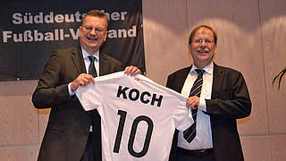 Gehört zu Kochs ersten Gratulanten: DFB-Präsident Reinhard Grindel (l.)
 © BFV