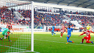 Enge Partie mit vier Toren: Zwickau und Rostock trennen sich mit einem Remis © imago/Kruczynski