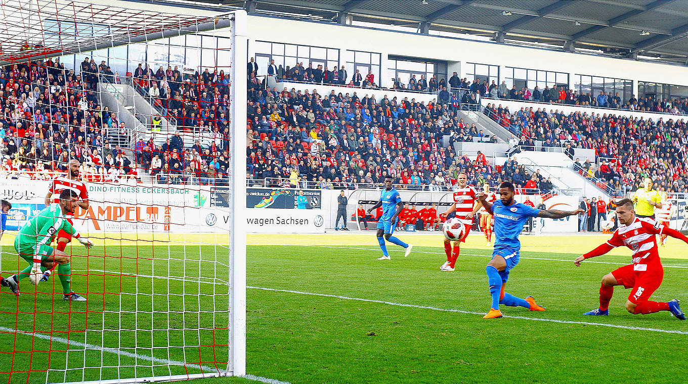 Enge Partie mit vier Toren: Zwickau und Rostock trennen sich mit einem Remis © imago/Kruczynski