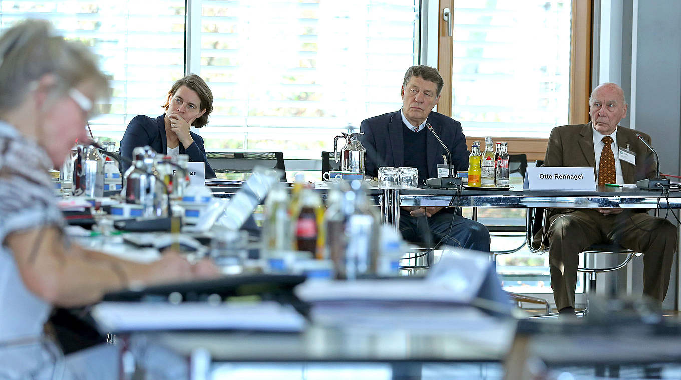 Bei der Sitzung der Stiftungsgremien: Veronika Rücker, Otto Rehhagel, Horst Eckel (r.) © Carsten Kobow