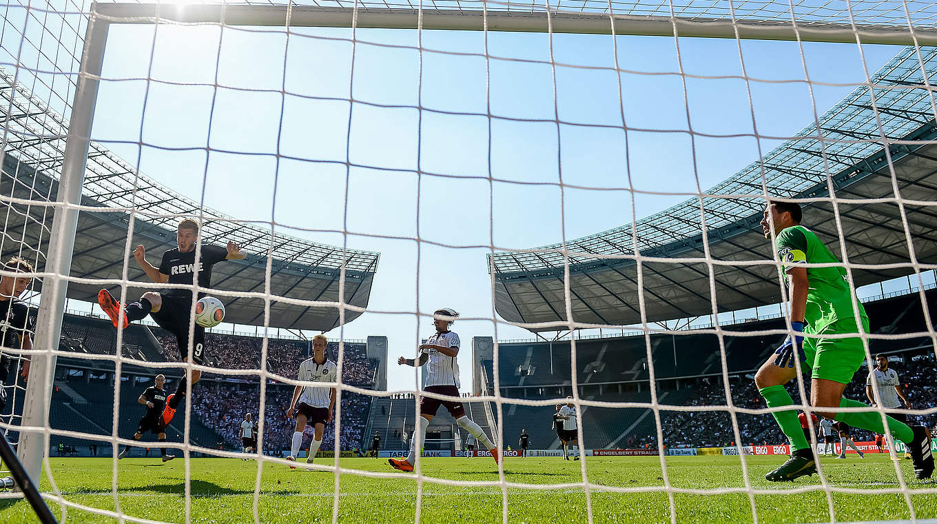 Eins seiner vier Tore zum Auftakt: Terodde (l.) und Köln siegen klar beim BFC Dynamo © Getty Images