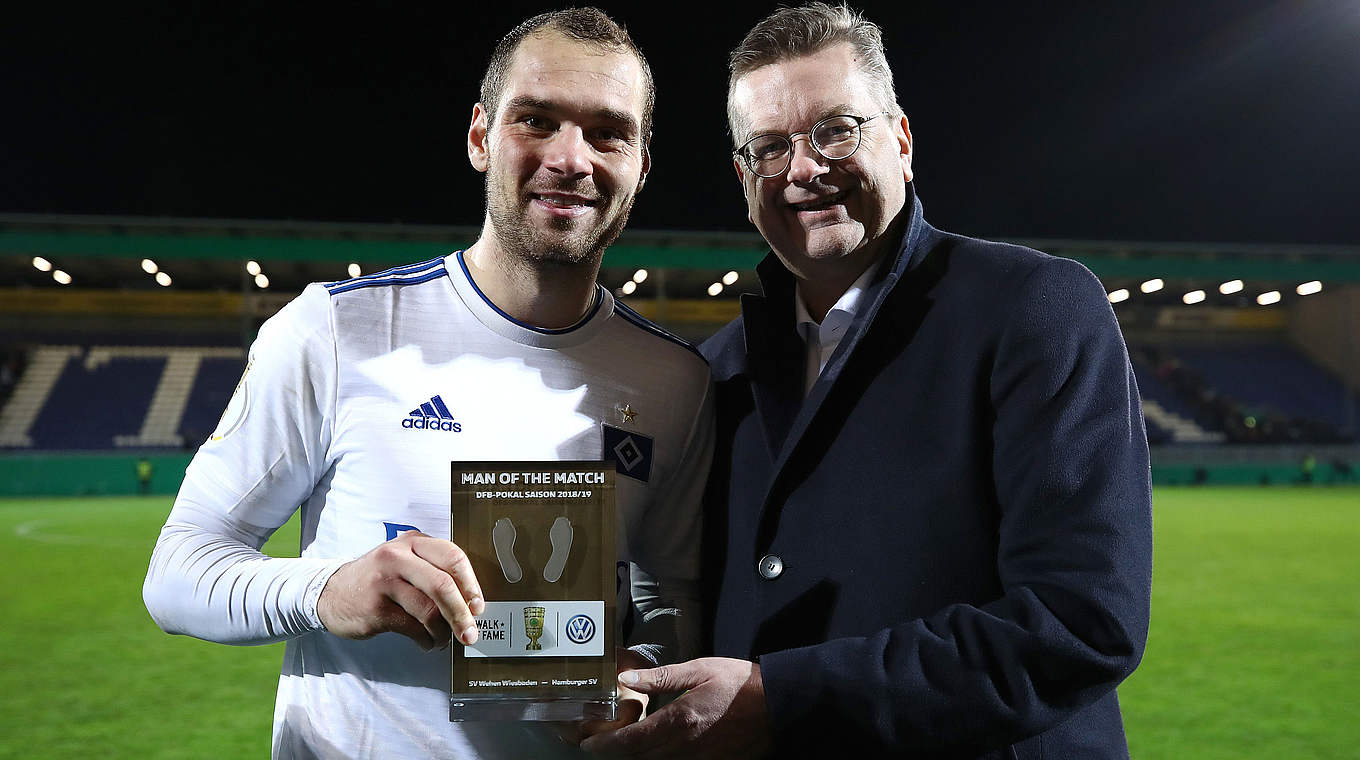 Zum "Man of the Match" gewählt: Lasogga (l.) mit DFB-Präsident Reinhard Grindel © GettyImages