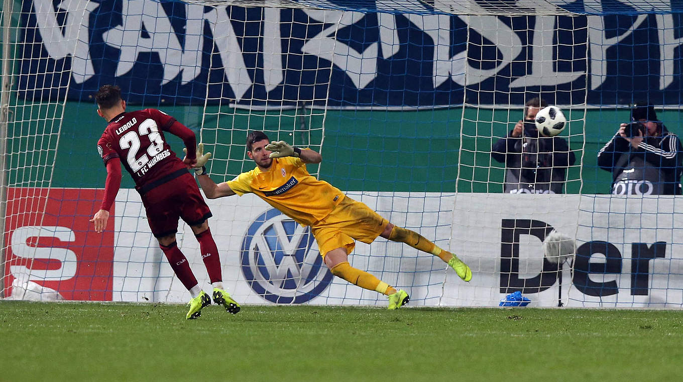 Nürnberg's Leibold converts the winning penalty against Hansa Rostock. © imago/Zink