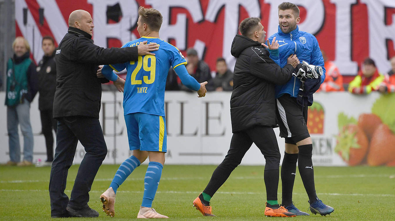 Schlug einem Spieler des Gegners in den Magen: Raphael Koczor (r.) © imago/Matthias Koch