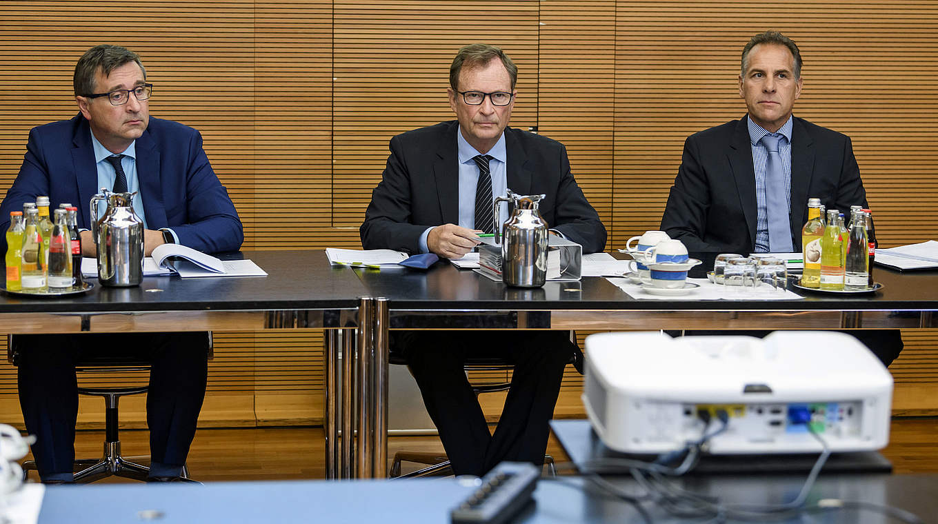 Leiter der Verhandlung: Hans E. Lorenz (M.), Vorsitzender des DFB-Sportgerichts © 2018 Getty Images