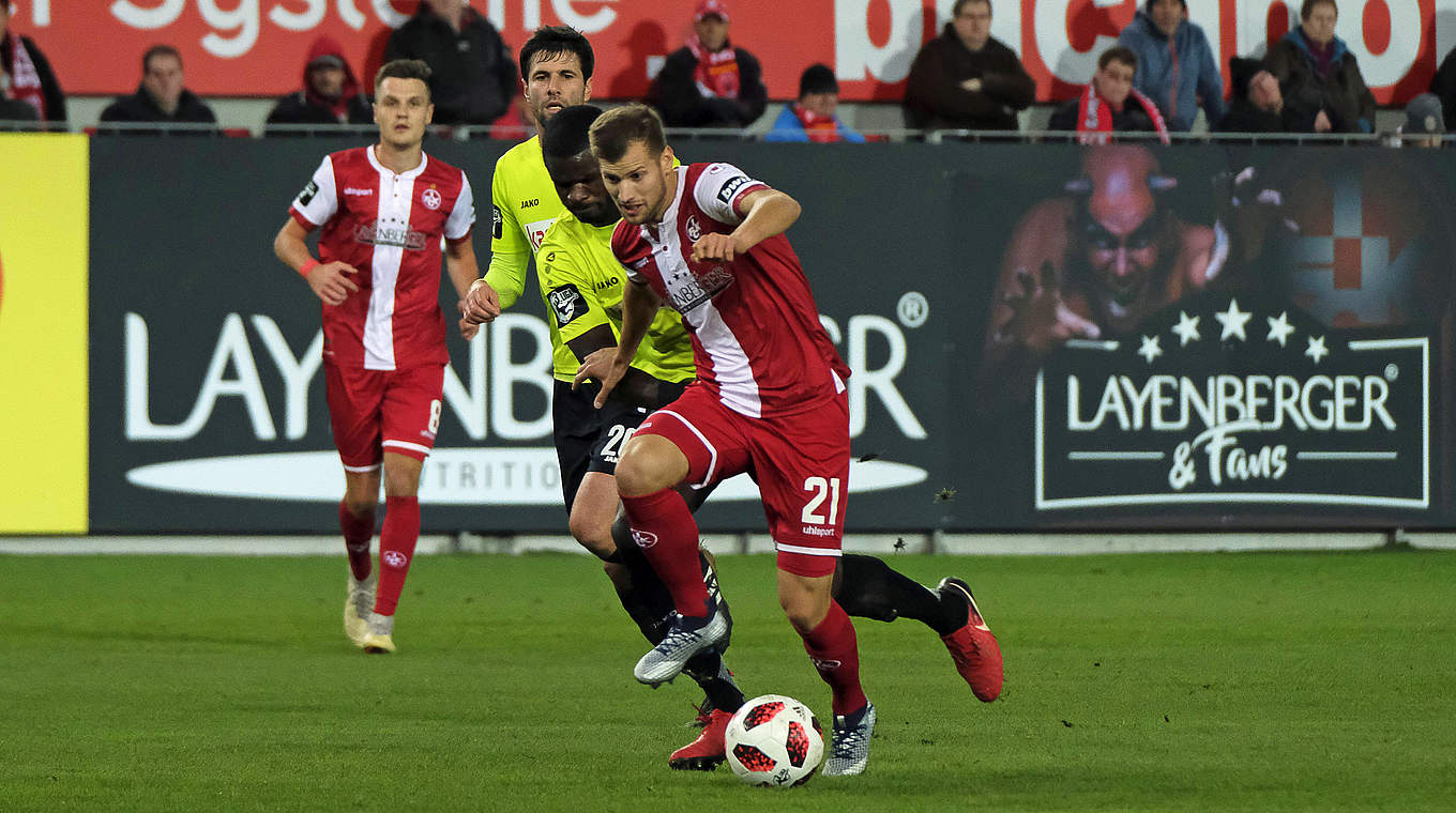 Mit Zug zum Ball: Hendrick Zuck (v.r.) im Duell mit José-Junior Matuwila © imago/Werner Schmitt