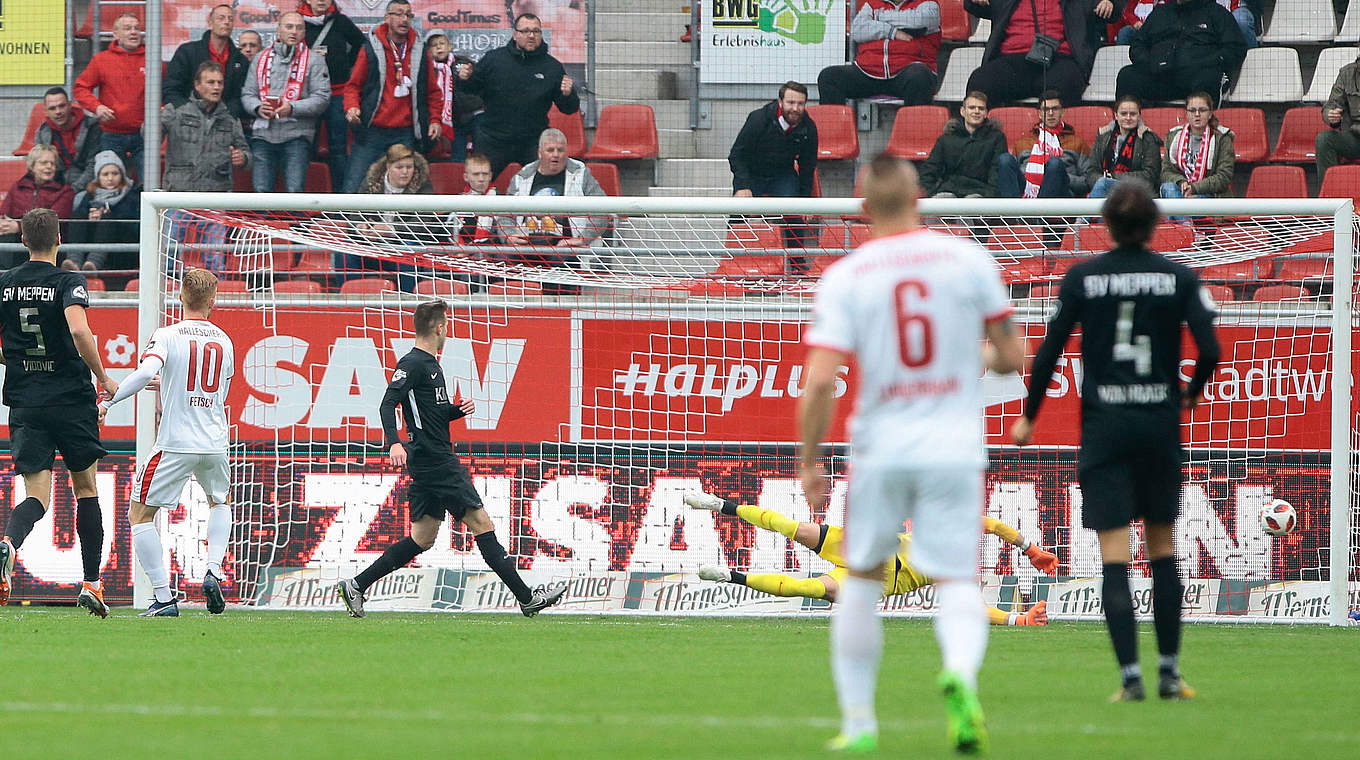 Auftakt zum Heimsieg: Mathias Fetsch (Nr. 10) schießt zur Halleschen Führung ein © imago/Eibner