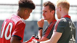 Erfolgreich mit Bayerns U 17: Kapitän Malik Tillman (l.) und Trainer Miro Klose (M.) © imago/Lackovic