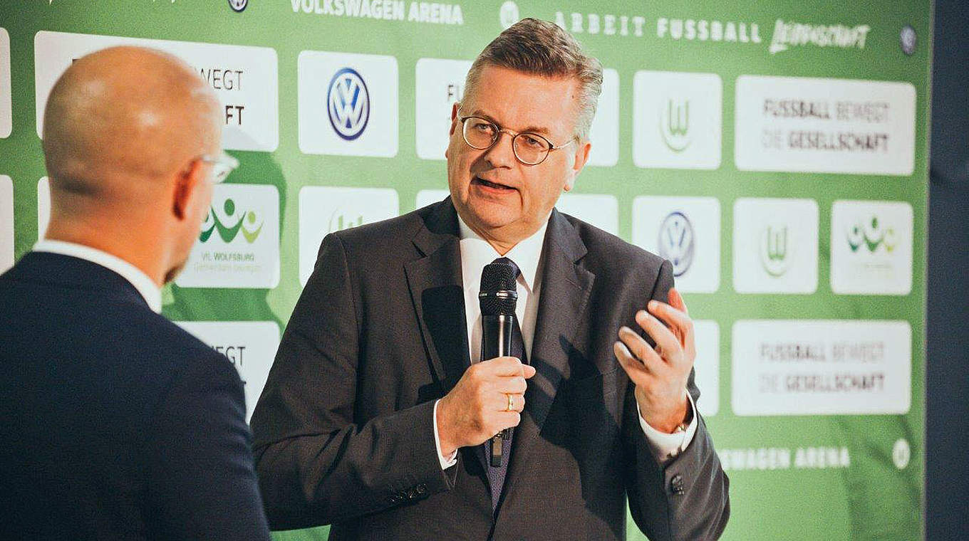 Grindel: "Wir brauchen motivierte, qualifizierte Trainer und genügend Fußballplätze" © Nina Stiller