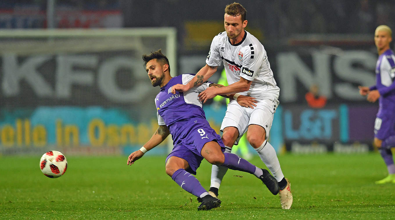 Enteilt: David Blacha (l.) legt den Ball an Ali Ibrahimaj vorbei, wird aber gestoppt © 2018 Getty Images