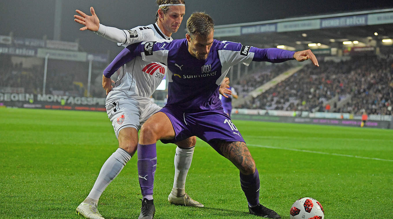 Geschickt abgeschirmt: Maurice Trapp (r.) verteidigt den Ball gegen Stefan Aigner © 2018 Getty Images