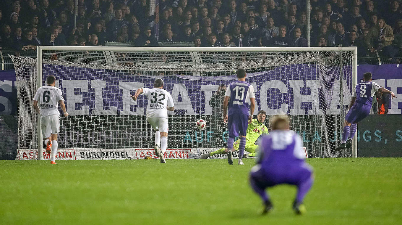 Spätes Siegtor im Topspiel: Alvarez (r.) per Elfer zum 2:1 für Osnabrück gegen Uerdingen © imago/Revierfoto