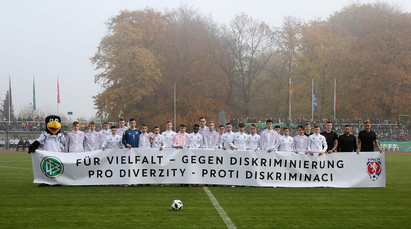 Setzen vor dem Anpfiff ein Zeichen gegen Diskriminierung: Die Junioren-Auswahlen © 2018 Getty Images