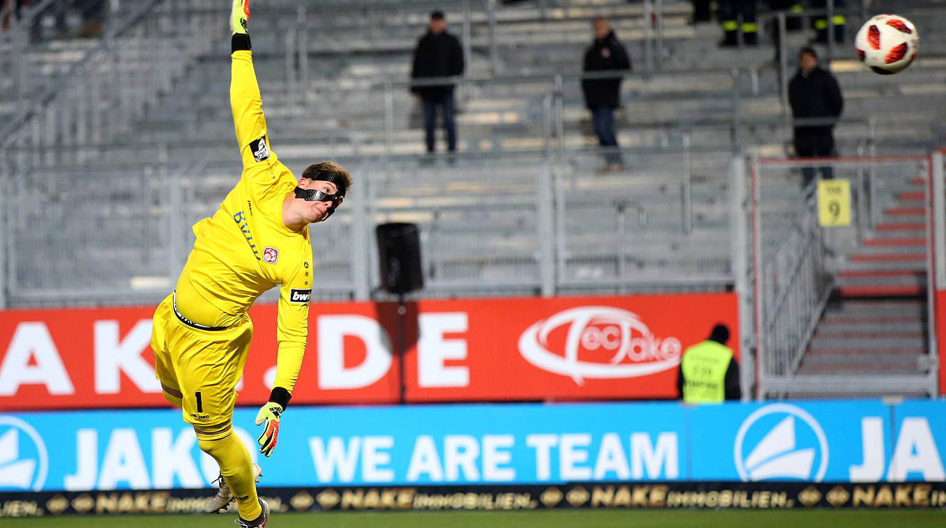 Keine Abwehrchance: Der Ball senkt sich unhaltbar über FWK-Keeper Bätge ins Tor © imago/HMB-Media