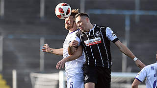 Kämpfen im Luftduell um den Ball: Konstantin Engel (l.) und Marcel Bär © imago/osnapix