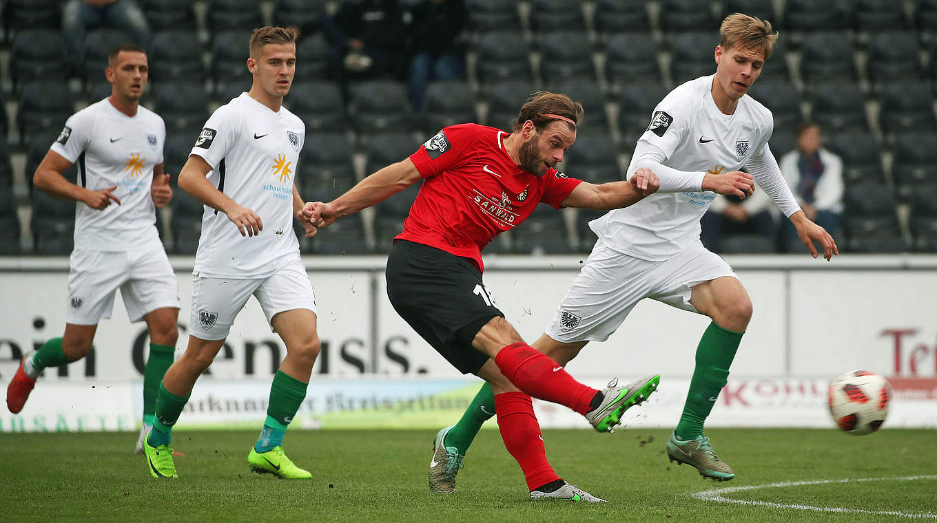 Trifft zweimal für Großaspach: Timo Röttger (2.v.r.) © imago/Sportfoto Rudel