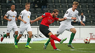 Trifft zweimal für Großaspach: Timo Röttger (2.v.r.) © imago/Sportfoto Rudel