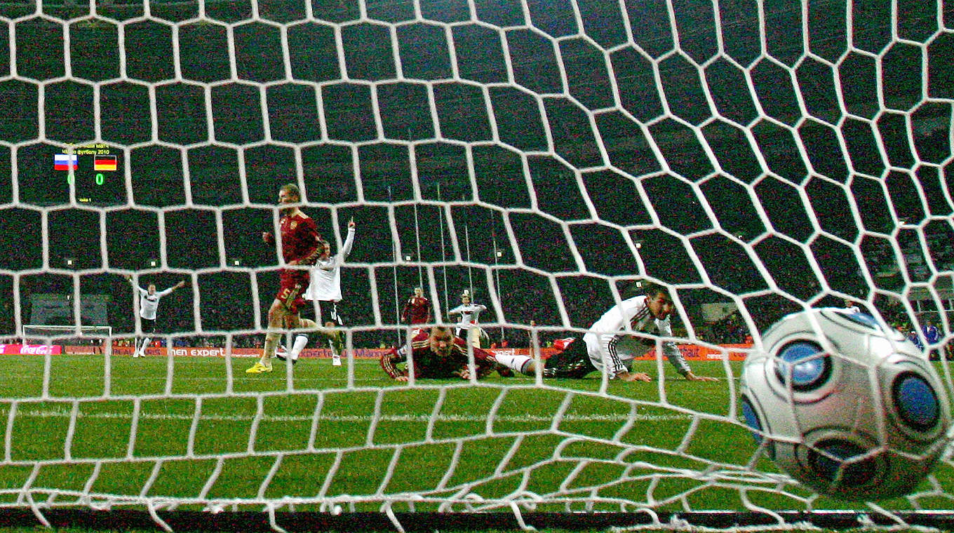 K.o. durch Klose (r.): Der deutsche Torjäger trifft 2009 in der WM-Qualifikation zum 1:0 © Getty Images