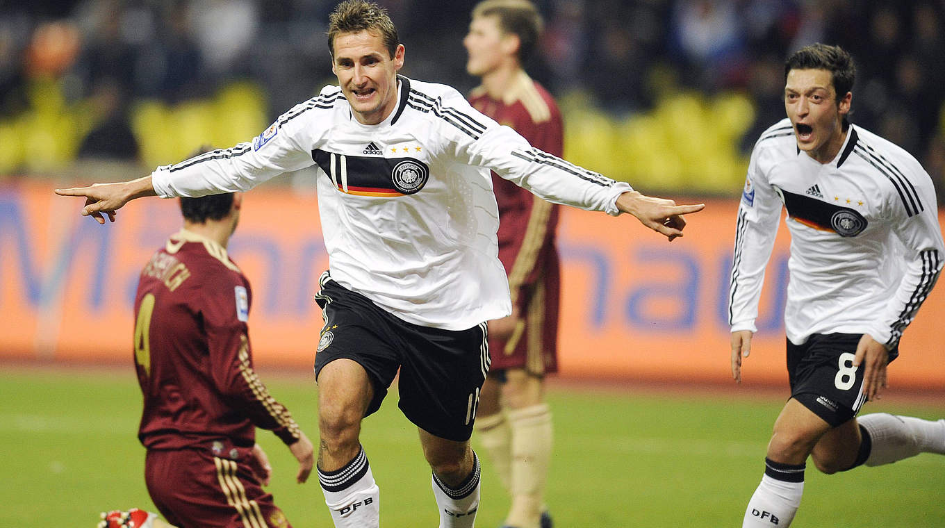 Das Tor zur WM 2010: Miroslav Klose (v.) jubelt 2009 beim letzten Duell in Moskau © imago/HJS