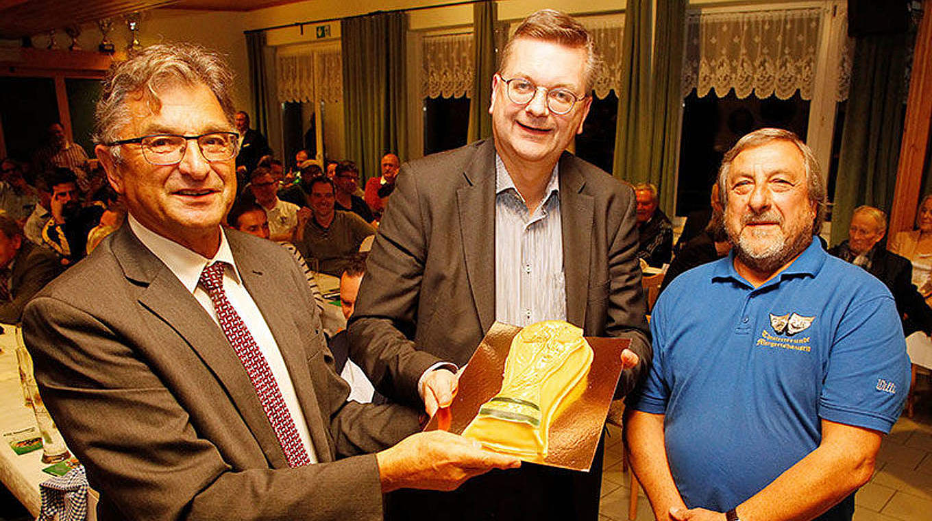 Weltpokal aus Marzipan: Gast-Geschenk für DFB-Präsident Reinhard Grindel (M.) © BFV