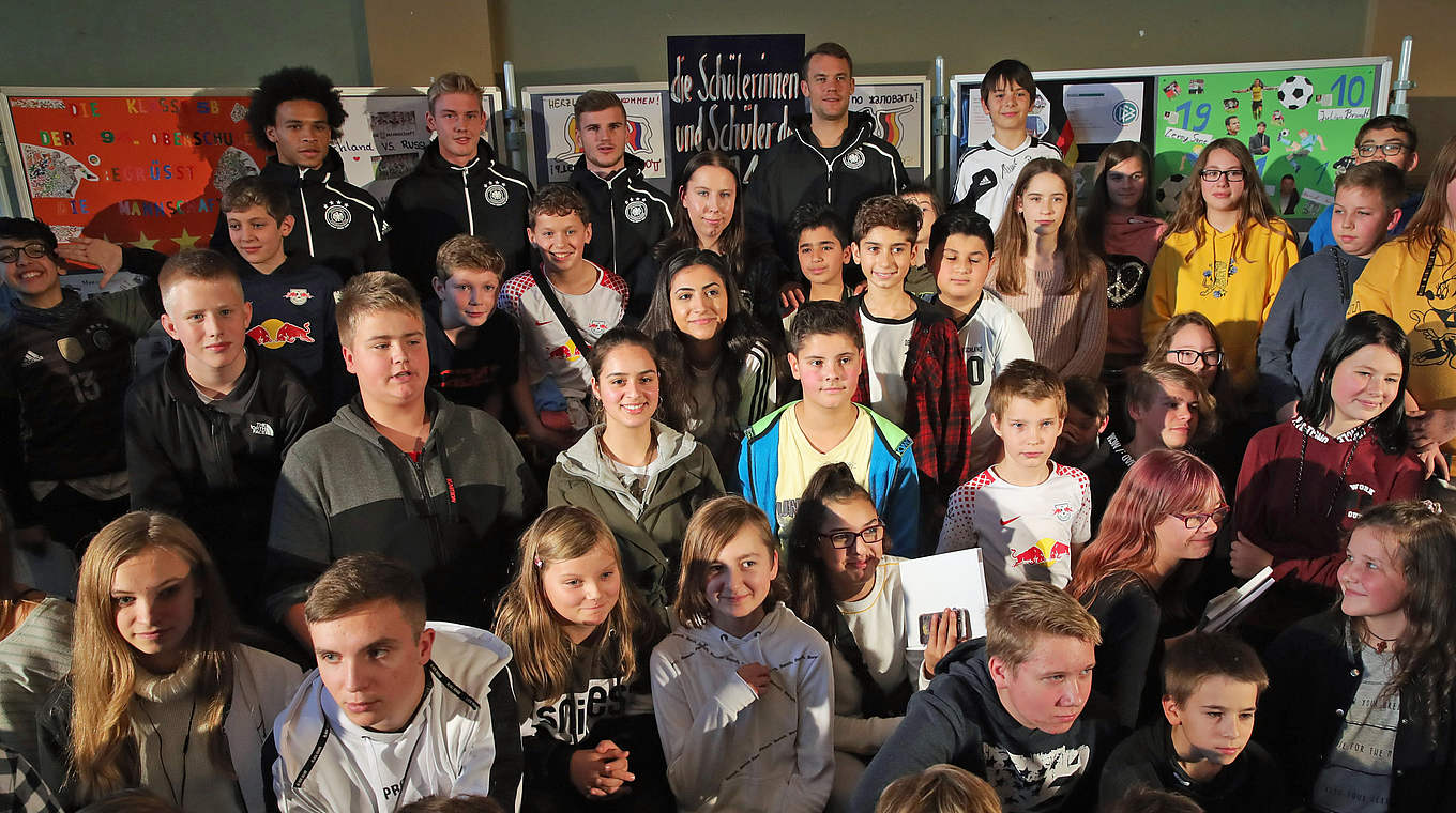Des questions puis des photos : la Mannschaft en visite dans une école de Leipzig © 2018 Getty Images