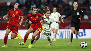 Giftig in den Zweikämpfen: Spaniens Mariona Caldentey (Nr. 22) gegen Lina Magull © GettyImages