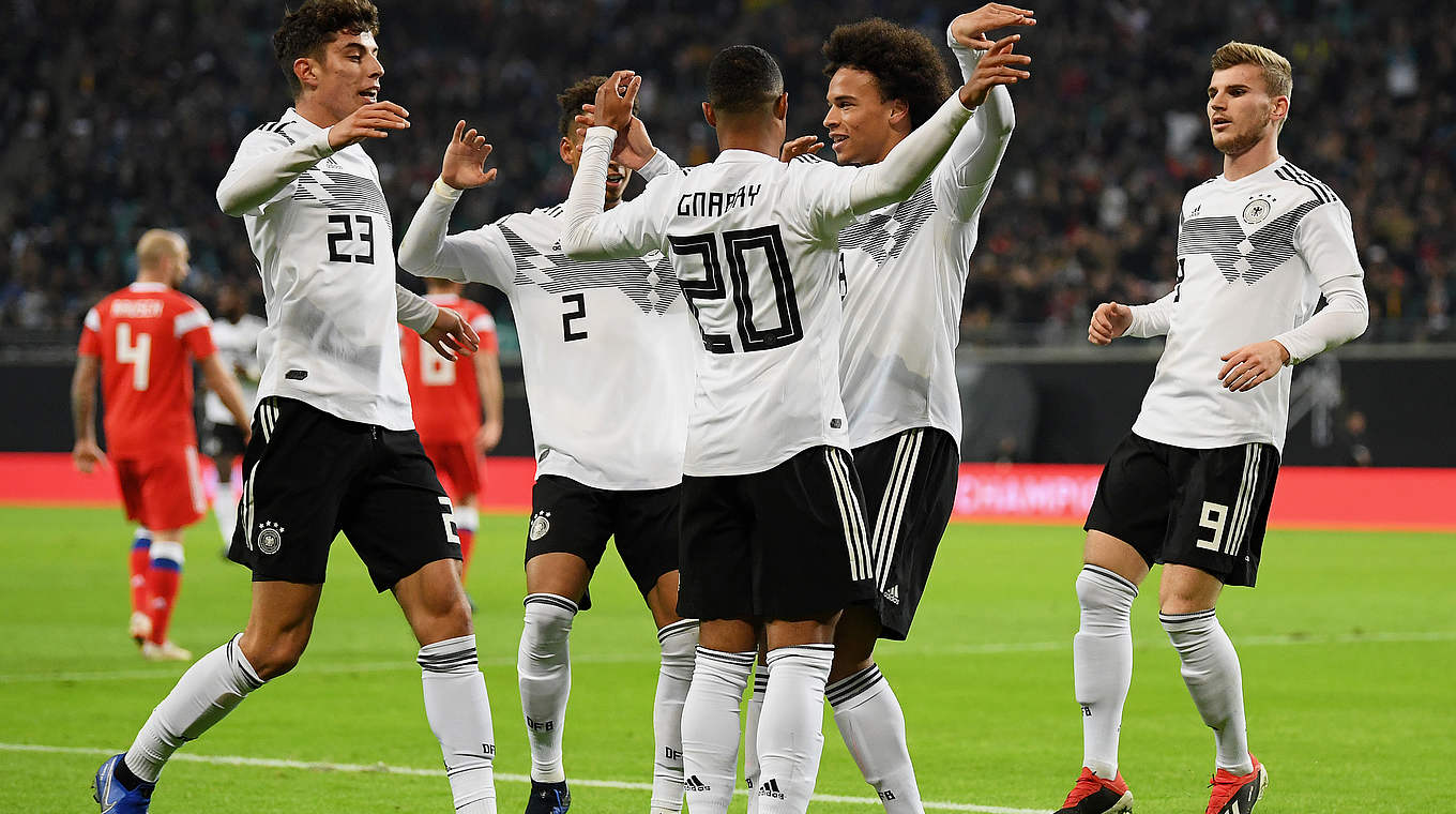 Gnabry fête le but du 3-0 avec ses coéquipiers © 2018 Getty Images