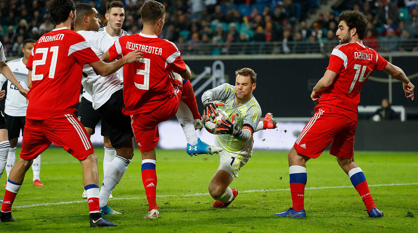 Hält seinen Kasten sauber: Torwart Manuel Neuer (2.v.r.) © Getty Images