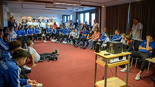 Bewegender Besuch: Die U 21 trifft sich mit jungen Krebspatienten © 2018 Getty Images