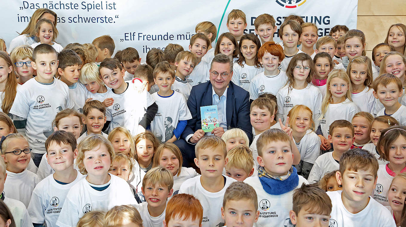 150 Schülerinnen und Schüler und der DFB-Präsident mittendrin: Reinhard Grindel © DFB