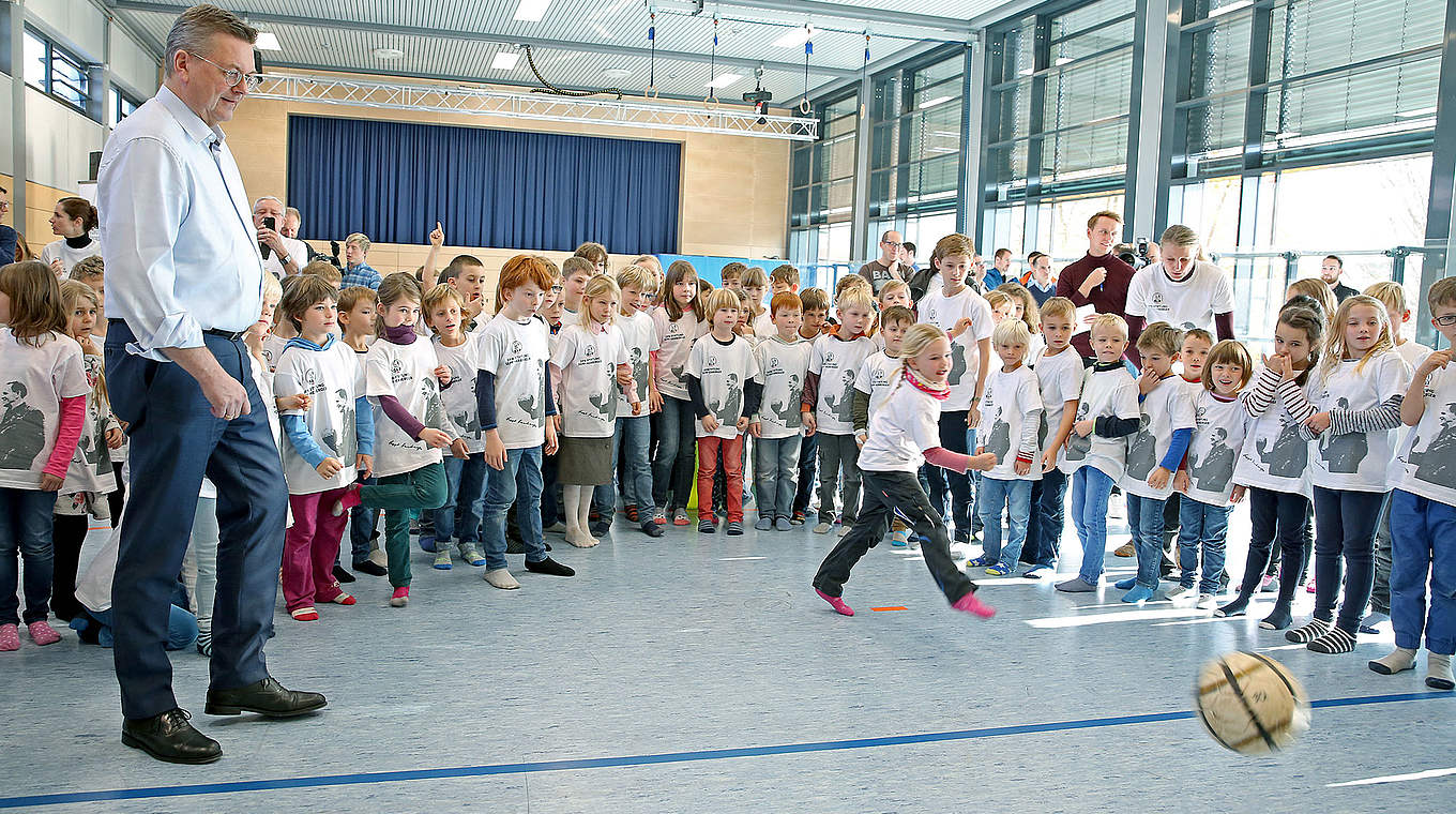 Es wurde nicht nur gelesen: Reinhard Grindel kickte auch mit den Schülerinnen und Schülern © DFB