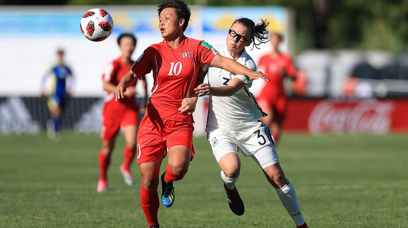 Julia Pollak (r.) warnt: "Dürfen die Kamerunerinnen auf keinen Fall unterschätzen" © 2018 FIFA