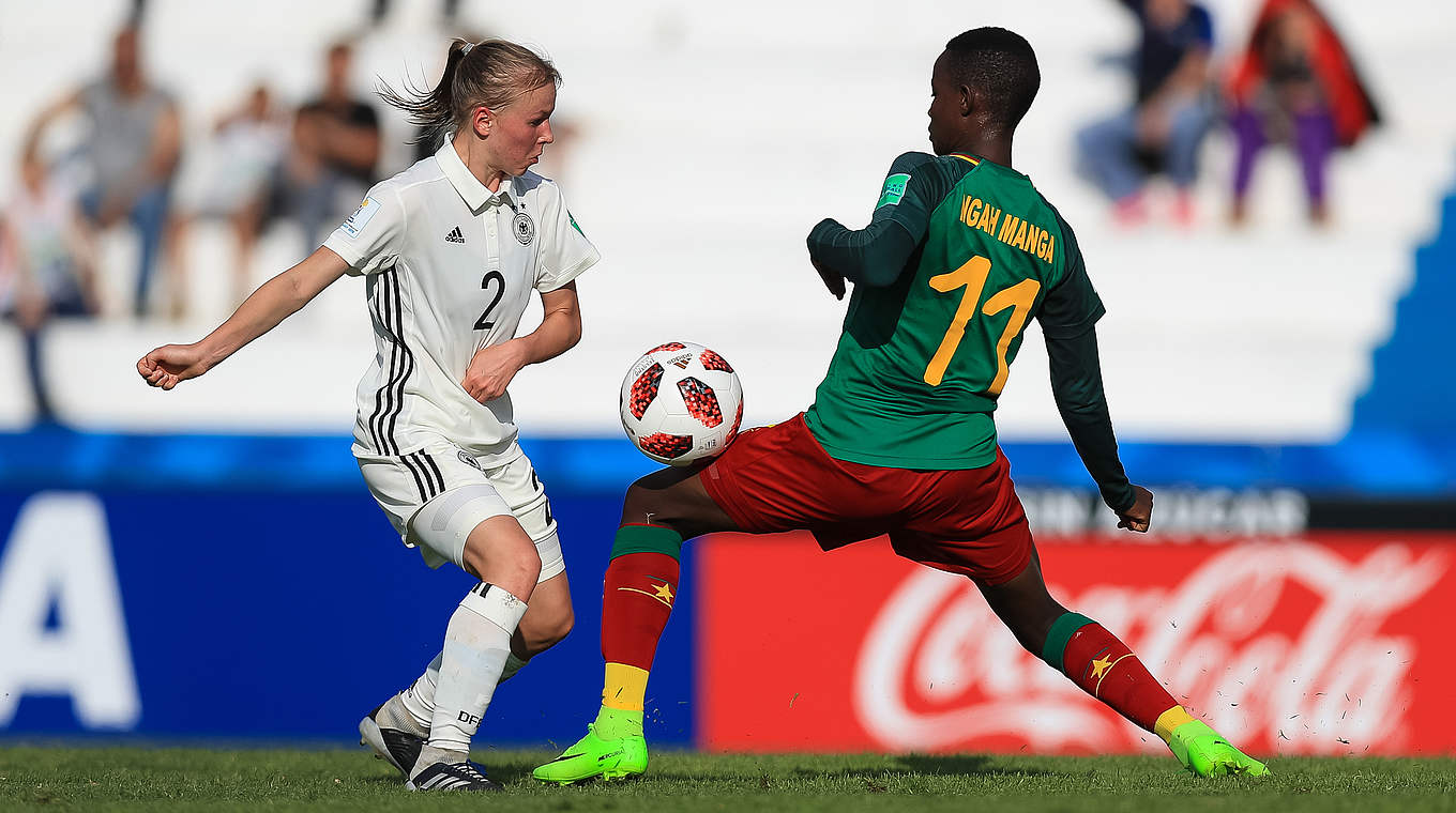 Aufmerksam: Laura Donhauser (l.) im Zweikampf mit Marie Ngah Manga  © 2018 FIFA