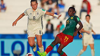 Leonie Köster (l.) gegen Kamerun: 