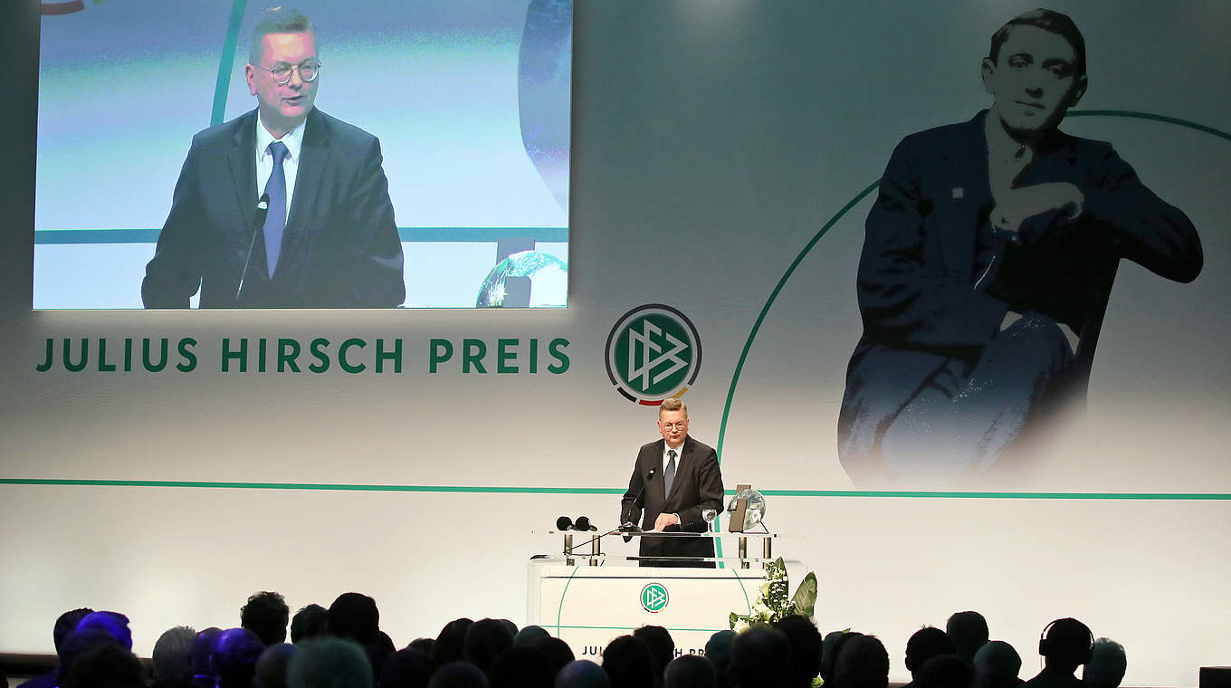 DFB-Präsident Grindel: "Ein Zeichen gegen Rassismus und Fremdenfeindlichkeit" © Getty Images