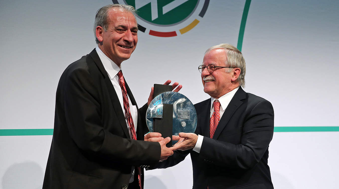 Laudator und Preisträger: Hans Leyendecker (r.) und Paderborns Präsident Verani Kartum  © Getty Images