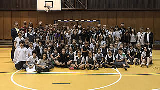 In der deutschen Schule: Die U 17 besucht Schülerinnen und Schüler in Montevideo © DFB